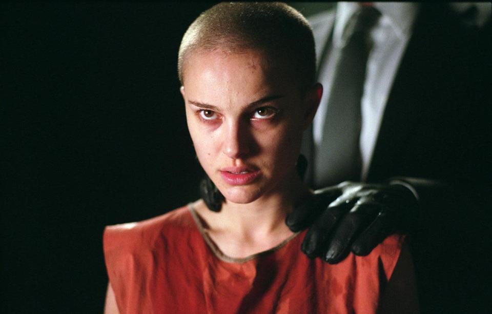 Natalie Portman (”V de Venganza”, 2005): Una película que aman (amamos) los nerds es esta en la que la bellísima Natalie es secuestrada y torturada por un revolucionario y la obliga incluso a afeitar su cabeza.