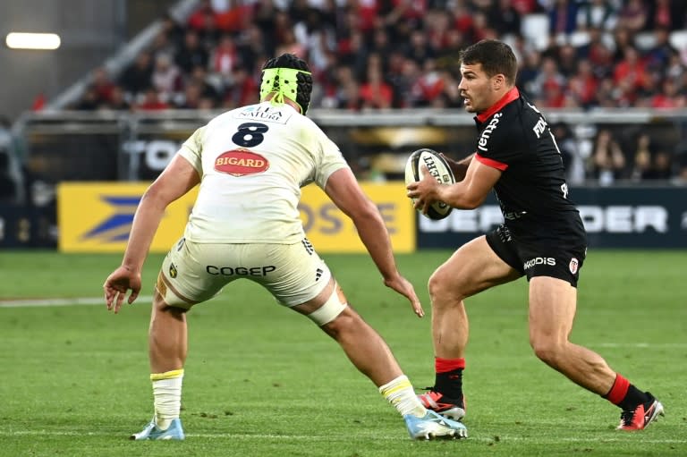 Antoine Dupont balle en main lors de la demi-finale du Top 14 entre Toulouse et le Stade Rochelais (La Rochelle) au Nouveau Stade de Bordeaux le 21 juin 2024 en France (Christophe ARCHAMBAULT)