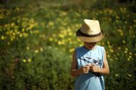 La primavera ha llegado ya a algunos lugares del hemisferio Norte. Un muchacho juega en el jardín Pollinator, en el Museo de Historia Natural de Los Ángeles, California. (REUTERS/Lucy Nicholson)