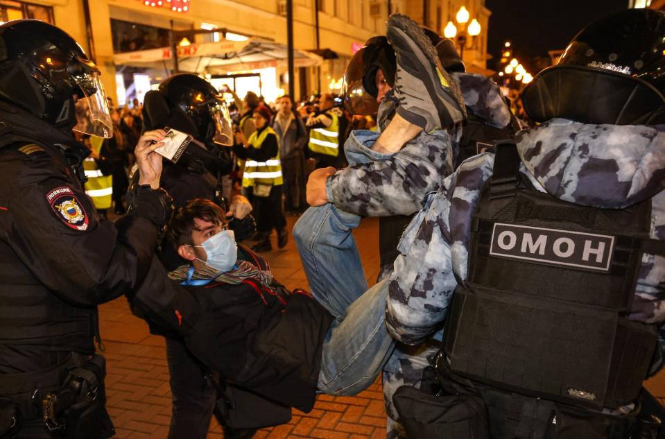 Am Mittwoch kam es in Moskau zu Protesten gegen Putins Krieg: Russische Sicherheitskräfte tragen einen Demonstranten weg. - Copyright: picture alliance/dpa/TASS/Anton Novoderezhkin