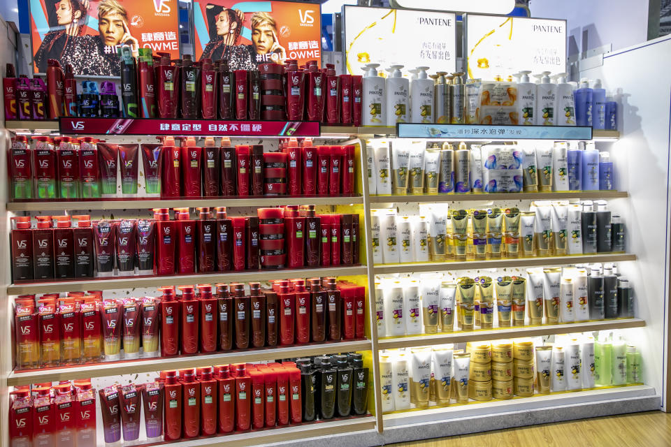 Des bouteilles de shampoing et de gel douche sont exposées au Proctor &  Stand Gamble Co. lors du 22e salon chinois du commerce de détail au Centre national des expositions et des congrès le 19 novembre 2020 à Shanghai, en Chine.  (Photo de VCG/VCG via Getty Images)