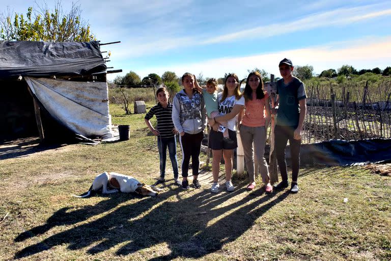 Junto a algunos de los 14 hermanos. Su padre realiza trabajos de carpintería artesanal como sillas y bancos