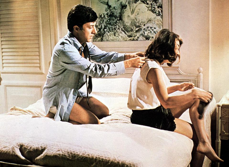 Kino. Die Reifepruefung, Graduate, The, Die Reifepruefung, Graduate, The, Dustin Hoffman, Anne Bancroft College-Absolvent Benjamin (Dustin Hoffman) lernt auf der Party, die seine Eltern fuer ihn arrangiert haben, Mrs. Robinson (Anne Bancroft) kennen und wird von ihr verfuehrt., 1967. (Photo by FilmPublicityArchive/United Archives via Getty Images)