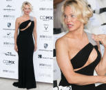 <p>Auf Make-up verzichtet Pamela Anderson inzwischen auch auf dem roten Teppich fast vollständig. Auf dem Amber Lounge-Fashionevent in Monaco achtete auf ihr Gesicht allerdings kaum jemand – denn aus Pams Cut-out-Kleid ragte der wohl gewagteste Sideboob des Jahres! (Bilder: Getty Images) </p>