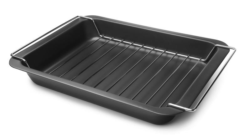 Metal roasting pan