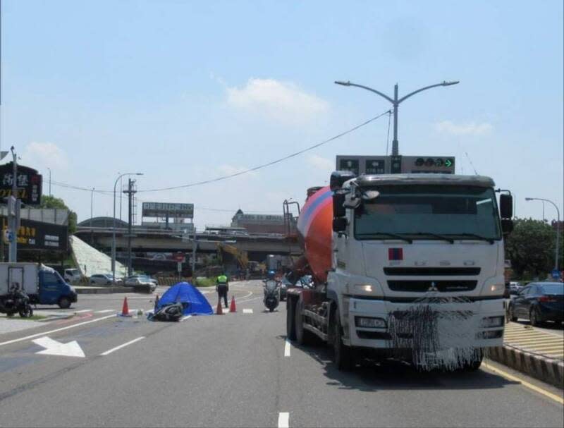 <strong>預拌混凝土車從文德路要右轉中山路時，疑因視線死角擦撞機車，女騎士慘遭輾斃。（圖／民眾提供）</strong>