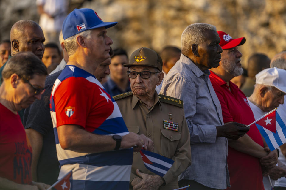 El mandatario de Cuba, Miguel Díaz-Canel, segundo a la izquierda, y el expresidente Raúl Castro, centro, participan de la celebración por el Día del Trabajador en La Habana, Cuba, el viernes 5 de mayo del 2023. El gran festejo por el 1 de mayo se pospuso para el viernes debido a factores climáticos y las carencias de combustible que afectan a la isla. (AP Foto/Ramón Espinosa)