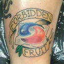 <p>Diese „Frucht“ ist wirklich verboten, denn das Tattoo-Motiv, das sich dieser „Feinschmecker“ hier stechen ließ, ist Teil eines gefährlichen Trends. Bei der sogenannten „Tide Pod-Challenge“, die derzeit in den sozialen Netzwerken kursiert, nehmen Jugendliche Waschmittelkapseln in den Mund und zerbeißen diese. Dann filmen sie sich dabei, wie sie sich übergeben, schreien und wie die blaue chemische Flüssigkeit aus ihrem Mund fließt. Diese Mutprobe ist nicht nur dumm, sondern auch sehr gefährlich. Das Tattoo hingegen ist einfach nur dumm. (Bild: Instagram/@my.ch3mical.spill) </p>