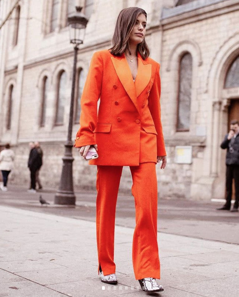 <p>La bloguera española optó por un traje sastre en color naranja y lo combinó con botas tejanas. Un look súper audaz. Si te gusta resaltar, puedes lucirlo para un cóctel. Si quieres un atuendo más <em>low-profile</em>, luce unas sandalias en nude. Foto: <a rel="nofollow noopener" href="https://www.instagram.com/p/BuoEp_EFTWs/" target="_blank" data-ylk="slk:instagram.com/dulceida;elm:context_link;itc:0;sec:content-canvas" class="link ">instagram.com/dulceida</a> </p>