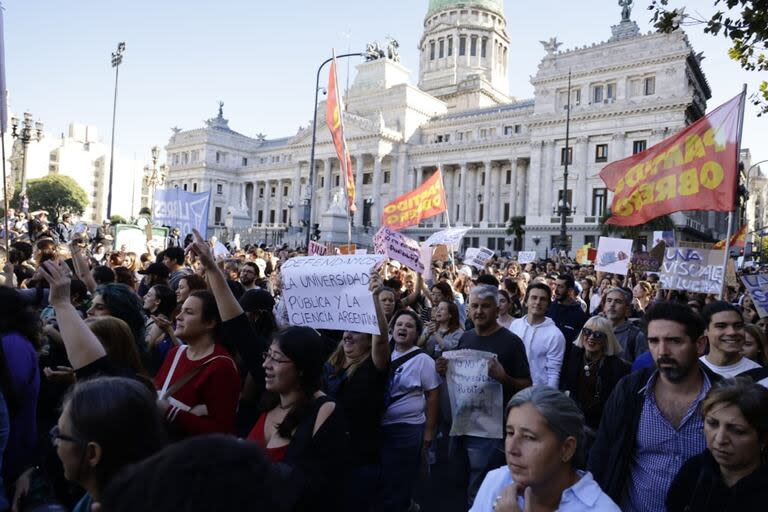 Miles de personas marcharon por la universidad pública en la ciudad de Buenos Aires
