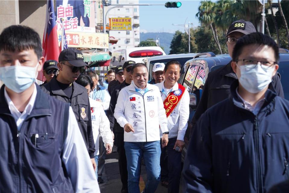 侯友宜彰化行下午行程馬不停蹄，直搗南彰化最大票倉員林市展開「彰化站出來，侯康在眼前」車隊掃街。（吳建輝攝）