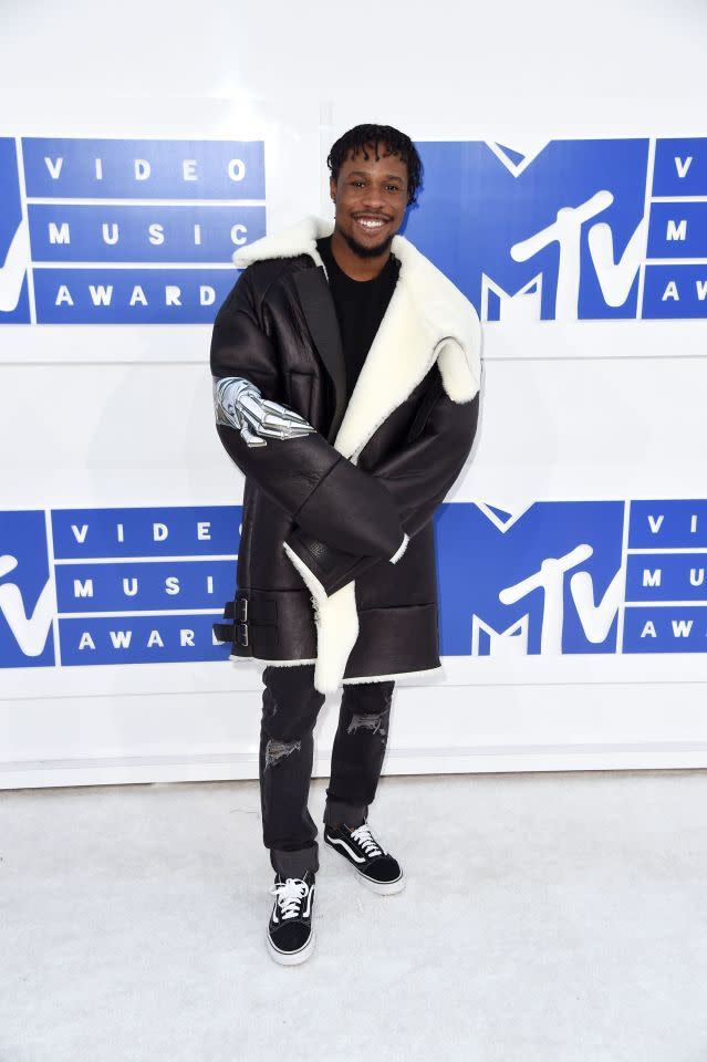 Shameik Moore vêtu d'une veste d'hiver en plein été. 