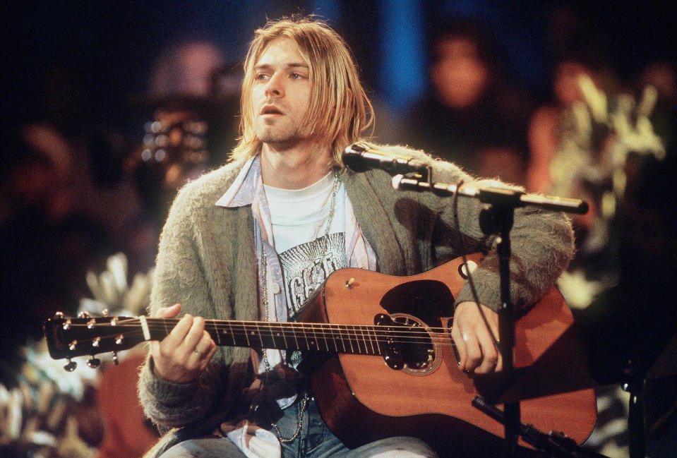 Cobain durante la filmación de “MTV Unplugged” con la disputada guitarra.