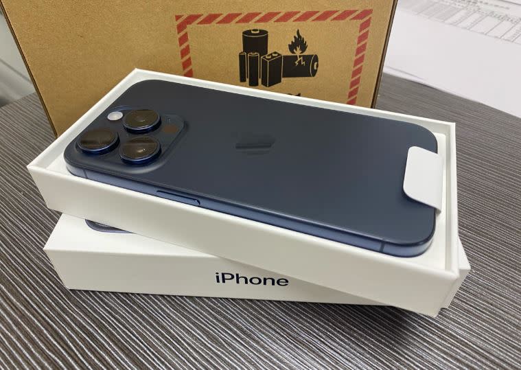 果粉分享新入手的iPhone 15 pro「藍色鈦金屬」，卻被部分鄉民吐槽「藍色已滅火」而引發討論。（圖／翻攝自批踢踢）