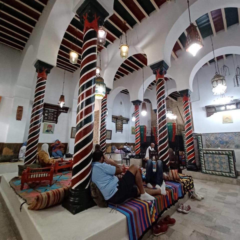 Mrabet, una de las primeras cafeterías del Magreb, es un lugar muy frecuentado por locales y visitantes.