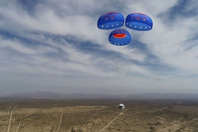 貝佐斯將率領藍源新謝帕德號太空船的首次載人飛行。（AP）