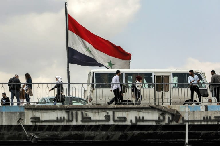 Una bandera siria ondea en el puente Hafez al Asad, sobre el río Barada, en Damasco, el 14 de abril de 2024 (Louai Beshara)