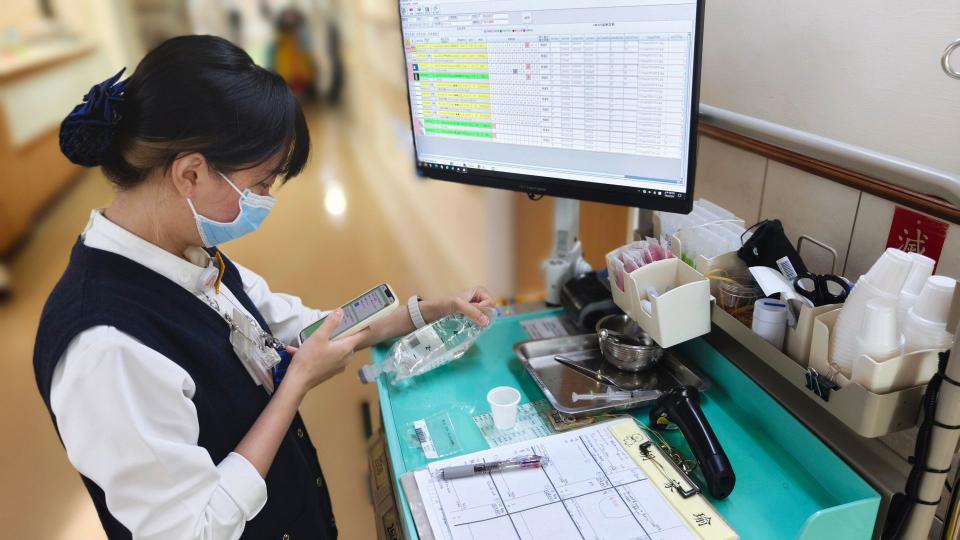 「行動護理車與行動護理APP大不同」，6B病房護理師 胡家瑜使用手機APP進行給藥