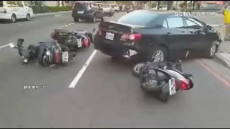 &#x008f4e;&#x008eca;&#x0081ea;&#x00649e;&#x005f8c;&#x0053cd;&#x005f48;&#x0081f3;&#x008eca;&#x009053;&#x004e0a;&#x00ff0c;&#x0053c8;&#x006ce2;&#x0053ca;4&#x0090e8;&#x006a5f;&#x008eca;&#x003002;&#x00ff08;&#x005716;&#x00ff0f;&#x007ffb;&#x00651d;&#x0081ea;&#x007206;&#x006599;&#x00516c;&#x00793e;&#x00ff09;