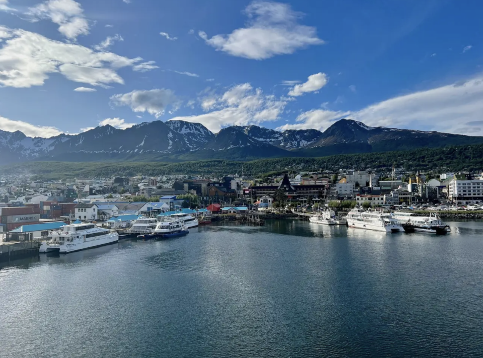 Die Reise in die Antarktis beginnt im Hafen von Ushuaia. - Copyright: Taylor Rains / Business Insider