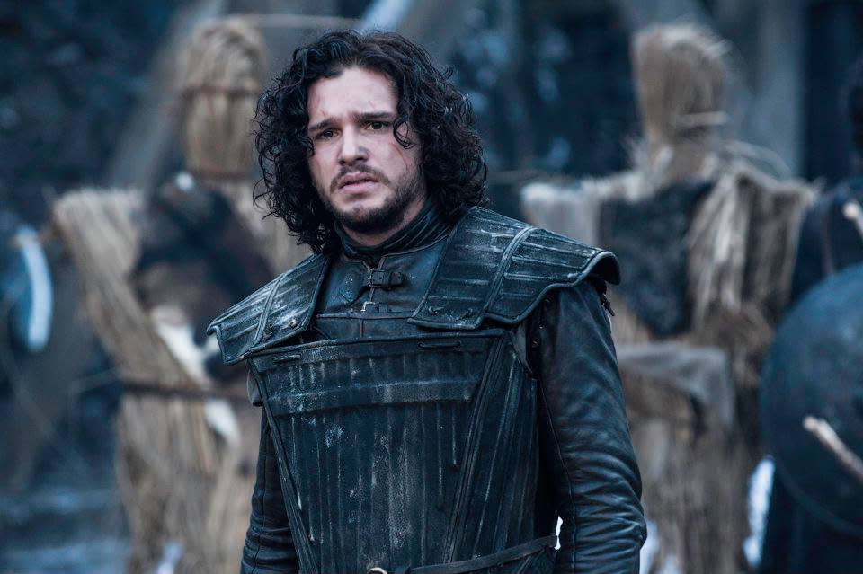 In der Serie spielt Kit Harington 'Jon Schnee', den Halbbruder von 'Sansa'. Auch er hatte es in der Vergangenheit nicht leicht und wurde sogar von seinen Brüdern bei der Nachtwache umgebracht. (Bild-Copyright: GameOfThrones/Facebook)