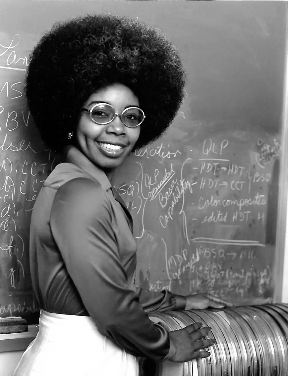 Valerie Thomas steht vor einer Tafel im Goddard Space Flight Center in Greenbelt, Maryland, 1979. - Copyright: NASA/Interim Archives/Getty Images