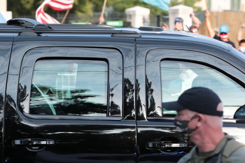 Foto del domingo del presidente de EEUU, Donald Trump, saludando a los seguidores congregados fuera del hospital militar donde es tratado por coronavirus