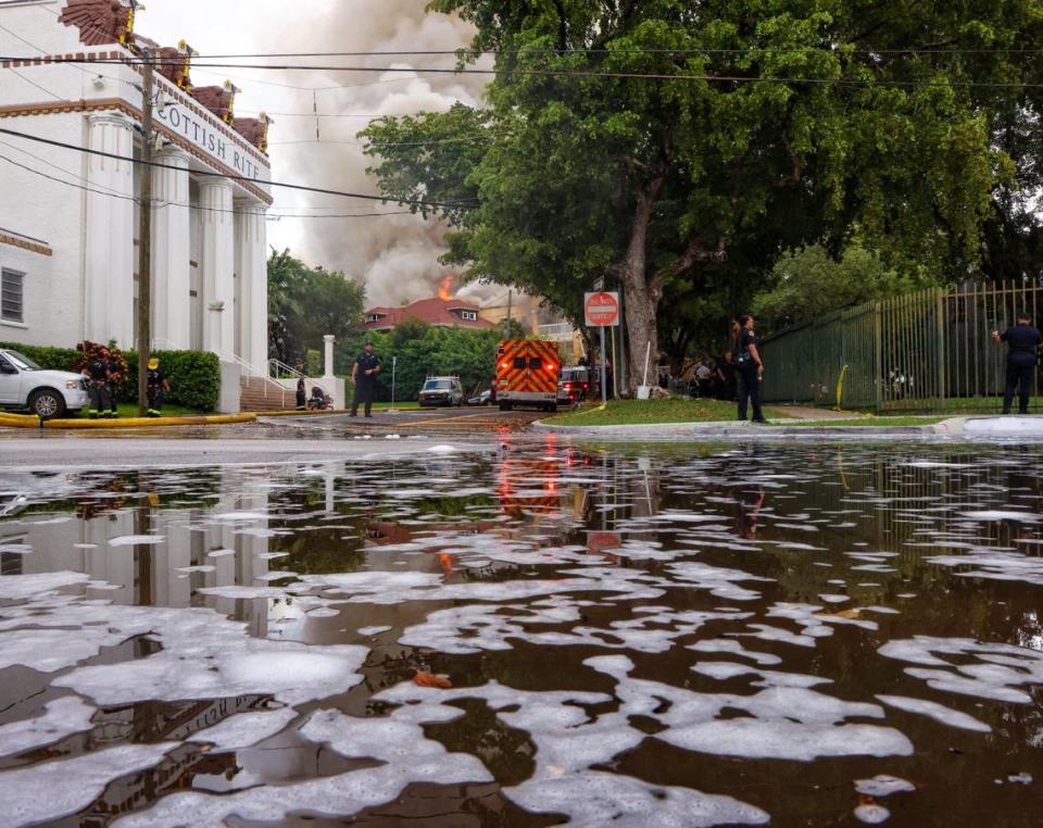 Bomberos de Miami tratan de controlar un incendio en el edificio Temple Court Apartments, 431 NW Third St.