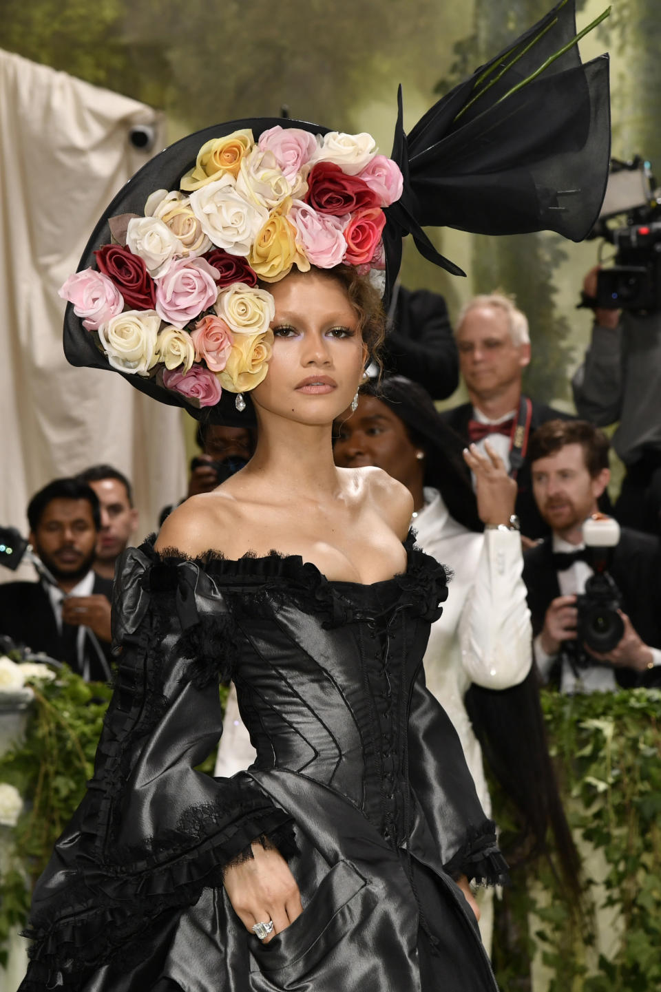 Zendaya llega a la gala benéfica del Instituto del Vestido del Museo Metropolitano de Arte para celebrar la inauguración de la exposición "Sleeping Beauties: Reawakening Fashion" el lunes 6 de mayo de 2024, en Nueva York. (Foto Evan Agostini/Invision/AP)