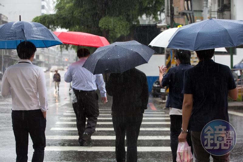 滯留鋒今再度回到台灣，各地轉有局部陣雨或雷雨，甚至應注意防範「劇烈天氣」的發生。（本刊資料照）