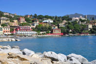 <b>Santa Margherita, Ligurien</b><br><br>Die Stadt Santa Margherita Ligure ist auch als „Perle Liguriens“ bekannt. Das dürfte auch für das dazugehörige Freizeitparadies gelten. Umgeben von der Halbinsel des Naturpark Portofino, bieten die nahegelegenen Strände eine idyllische Erfrischung von der Sommerhitze. Am Sporthafen der Stadt tummelt sich eine beeindruckende Yacht neben der anderen. Wer noch mehr zu Gucken braucht: neben den typischen bunten Häusern, stehen hier Luxusvillen und Palazzi zum neidisch werden – unter anderem die Berlusconi-Residenz „Castel Paraggi“. (Bild: ddp images)