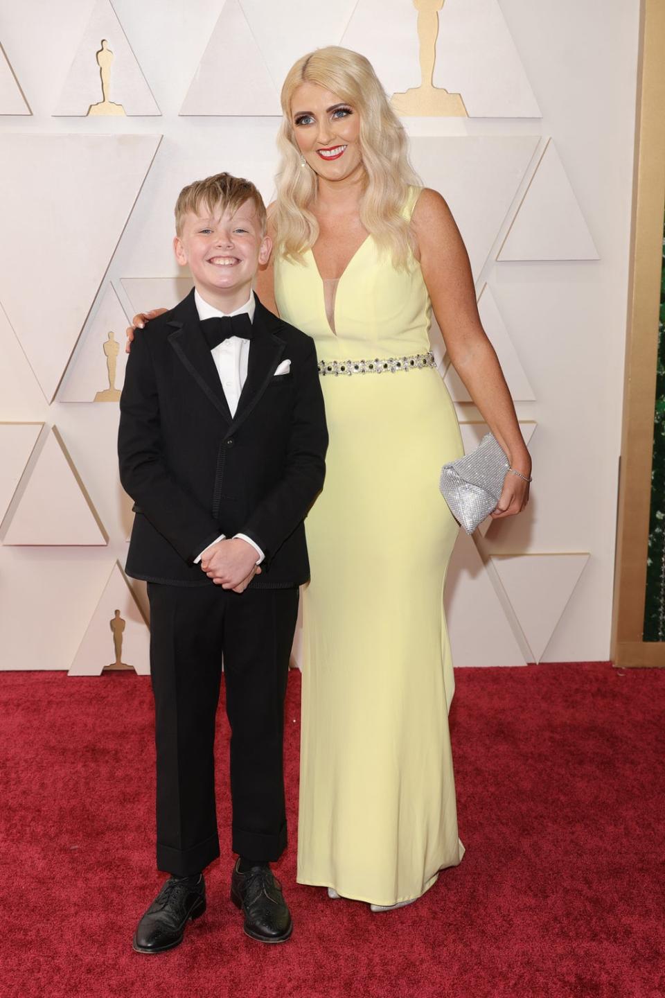 Jude Hill and mom Shauneen Hill walk the Oscars red carpet (Getty Images)