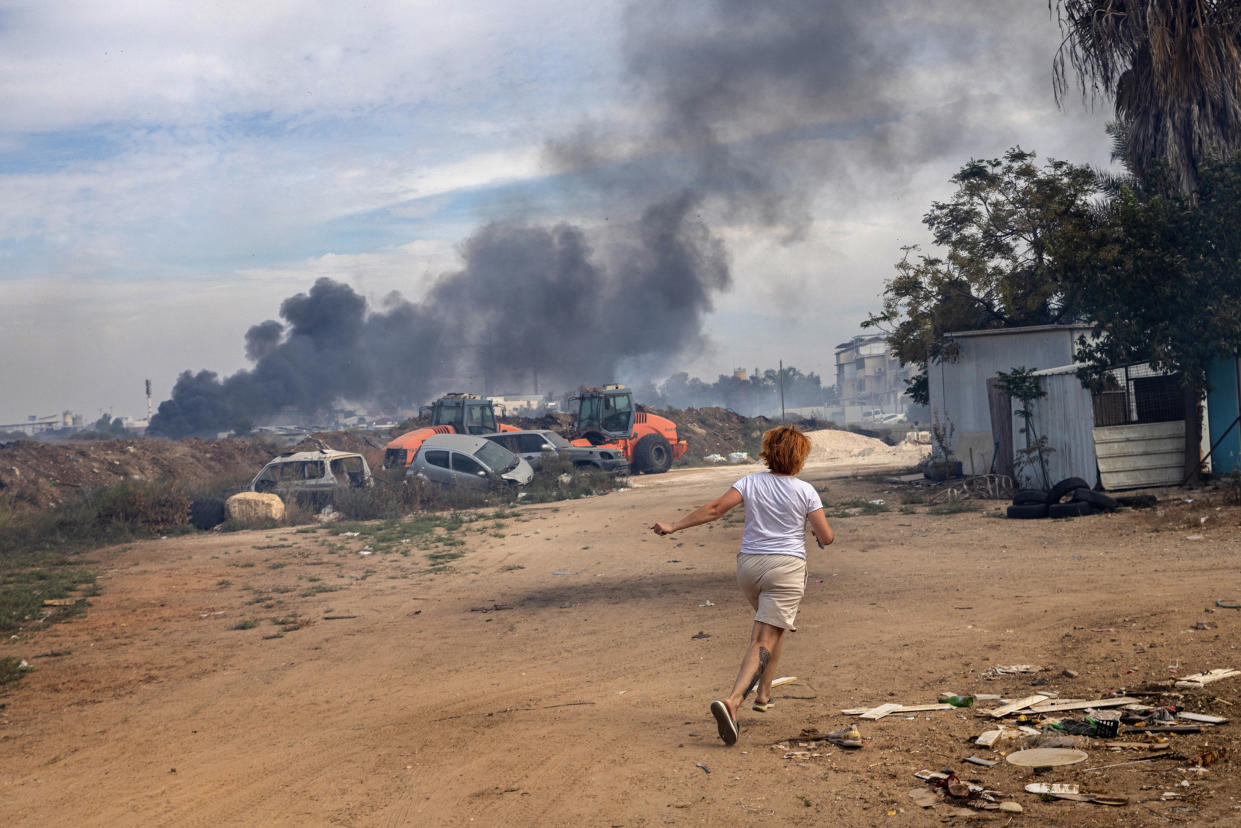 Evgenia Simanovich corre hacia el refugio de hormigón armado de la casa familiar, momentos después de que sonaran las sirenas de alerta de misiles en Ascalón, Israel, el sábado 7 de octubre de 2023. (Tamir Kalifa/The New York Times)