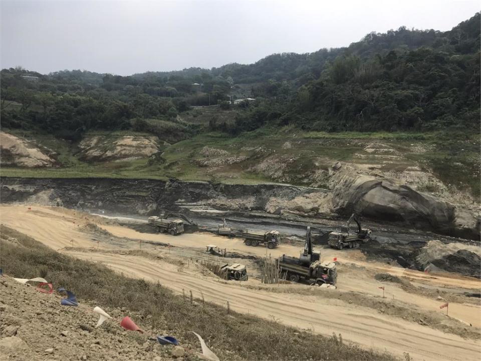 缺水！鯉魚潭水庫「百年遺跡」重見天日 空拍驚見台版「亞特蘭提斯」