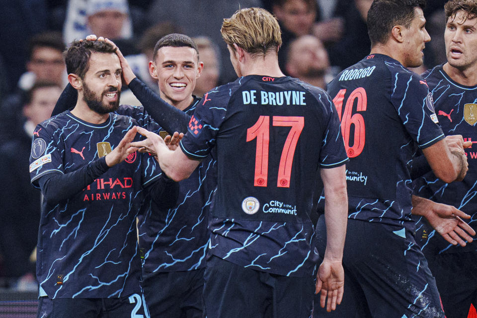 Bernardo Silva (izquierda) y sus compañeros del Manchester City festejan tras anotar el segundo gol ante Copenhague en los octavos de final de la Liga de Campeones, el martes 13 de febrero de 2024 en Copenhague. (Liselotte Sabroe/Ritzau Scanpix vía AP)