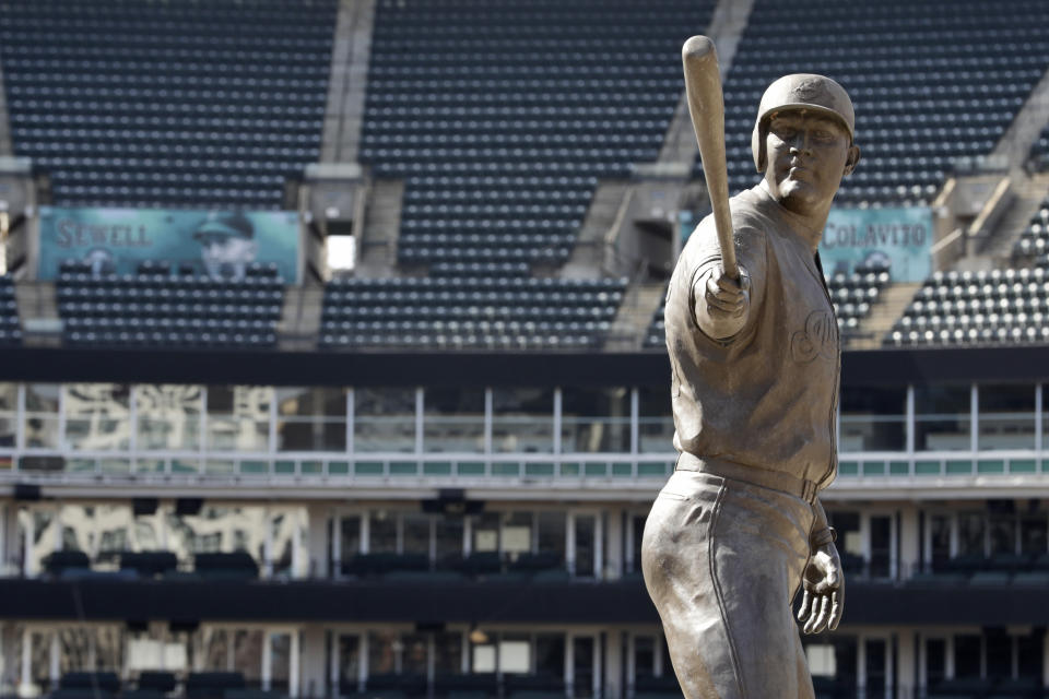 La estatua de Jim Thome, ex jugador de los Indios de Cleveland, en un vacío estadio Progressive Field, el jueves 26 de marzo de 2020 en Cleveland. (AP Foto/Tony Dejak)