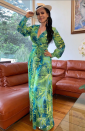 <p>Regia lució la actriz y cantante con este vestido maxi con estampado tropical, que complementó con un sombrero blanco.</p>