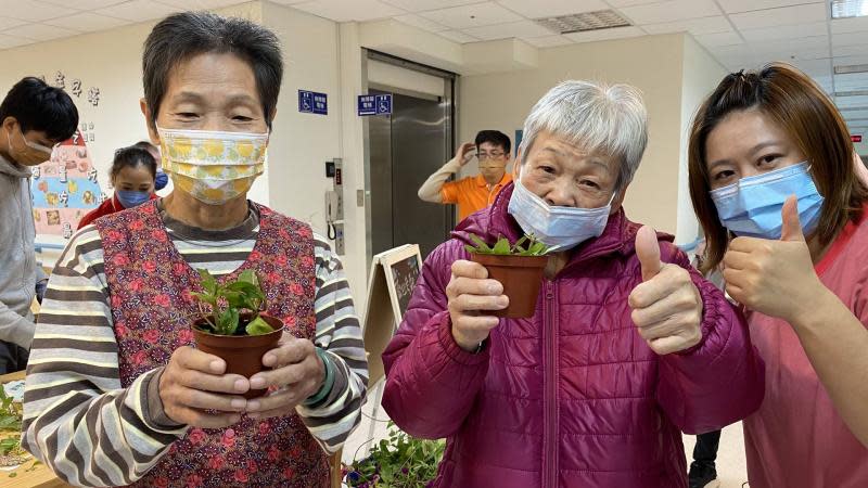 彰化榮家推廣園藝活動　長輩拈花惹草樂活人生