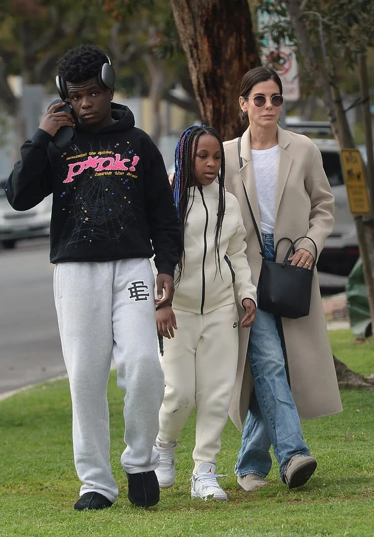 En abril de este año, Sandra Bullock junto a sus hijos, Louis y Laila.  Recientemente, la actriz aseguró que no teme envejecer sino todo lo contrario: “Es extraño porque la gente parece querer que tengamos miedo de cómo será cuando lleguemos ahí, pero resulta que es realmente genial, es asombroso”