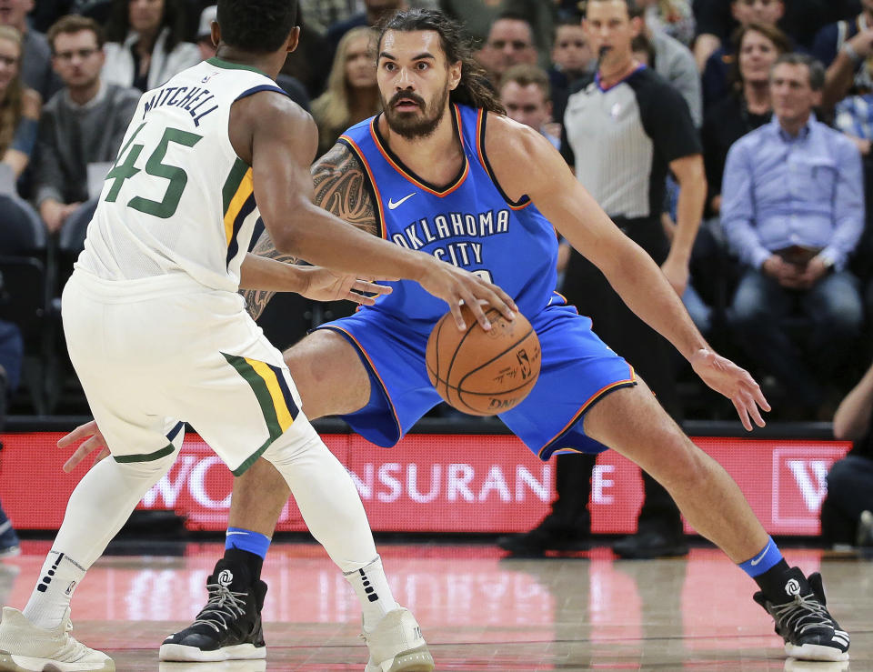 Steven Adams takes his eye off the ball. (AP)