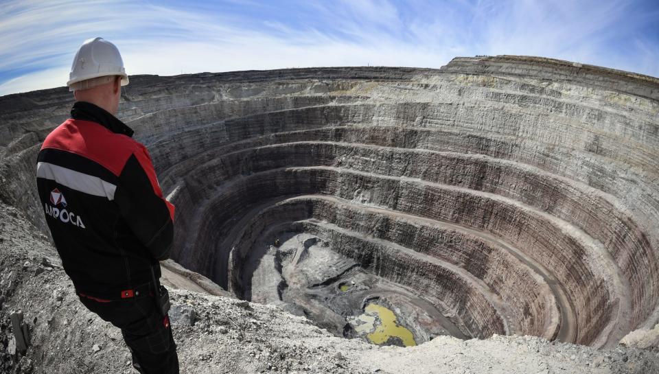 Die Dimantenmine Nyurbinsky in Russland ist bereits 375 Meter tief. Bis 570 Meter soll weiter gegraben werden.  - Copyright: ALEXANDER NEMENOV/AFP via Getty Images