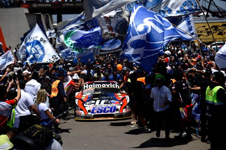 El festejo de Mariano Werner, campeón del TC 2023: es su tercera coronación en la máxima categoría del automovilismo nacional