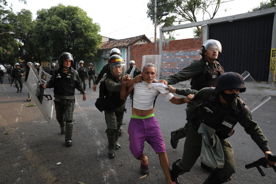 Un hombre es detenido durante enfrentamientos con la Guardia Nacional Bolivariana en Ureña, Venezuela, cerca de la frontera con Colombia, el sábado 23 de febrero de 2019. (AP Foto/Rodrigo And)