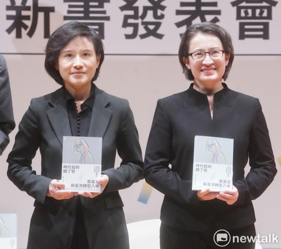 民進黨副總統候選人蕭美琴、青平台董事長鄭麗君(左)出席《時代如何轉了彎：蔡英文與台灣轉型八年》新書發表會。   圖：張良一/攝