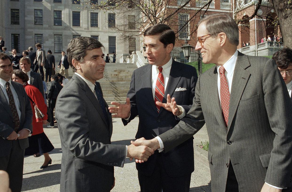 <p>Pete du Pont (right) shakes hands with Governor Michael Dukakis of Massachusetts in April 1987</p> (Copyright 2021 The Associated Press. All rights reserved.)