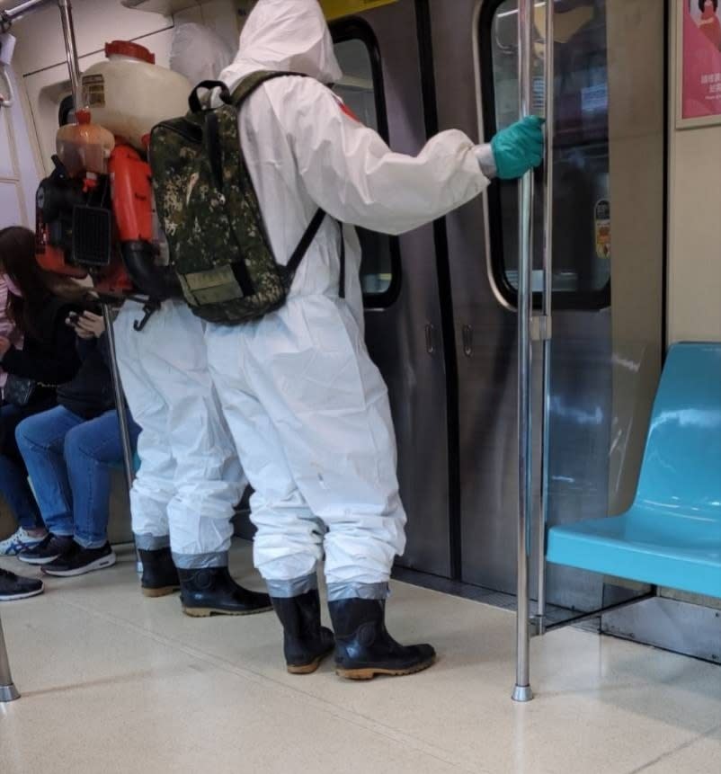 ▲網友在捷運上巧遇2位化學兵。（圖／翻攝爆料公社）
