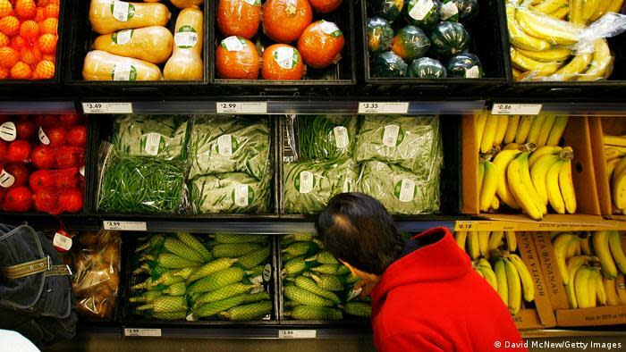 針對全球每年浪費超過10噸的食物，各國政府都提高警覺，如法國就立法禁止超市丟棄未出售的食品。（網路截圖）