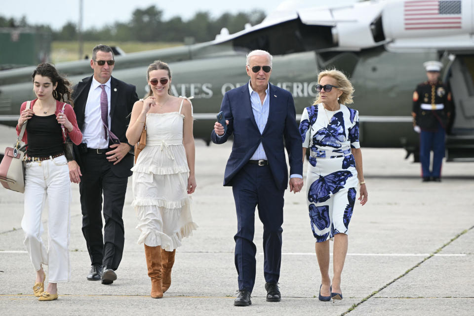 Joe Biden con su esposa Jill Biden y sus nietas (Foto: MANDEL NGAN/AFP via Getty Images)