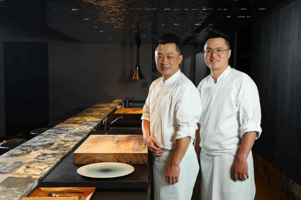主廚張凱翔（左）與副主廚曹紘瑋兩人聯手與團隊一起打造和洋風大閘蟹宴。