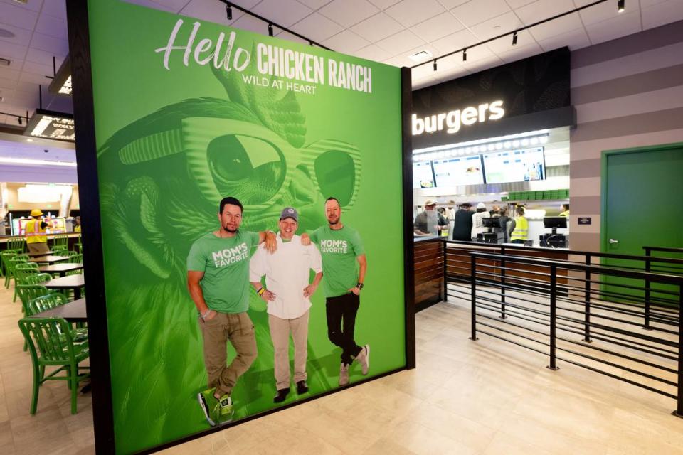 Comidas rápidas se pueden encontrar en Wahlburger's dentro del piso de juego en Chicken Ranch Casino Resort, en Jamestown, California, el martes 2 de julio de 2024.